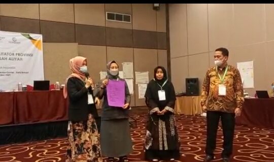 STAI Kharisma Apresiasi E. Hasanah Dosen Peraih Anugerah Guru dan Tenaga Kependidikan Madrasah Berprestasi Tahun 2021