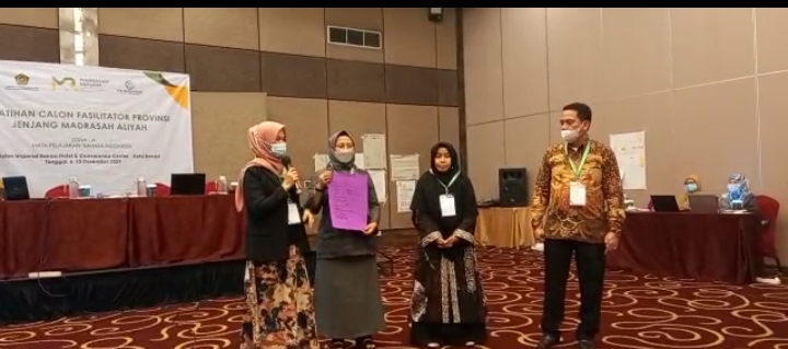 STAI Kharisma Apresiasi E. Hasanah Dosen Peraih Anugerah Guru dan Tenaga Kependidikan Madrasah Berprestasi Tahun 2021