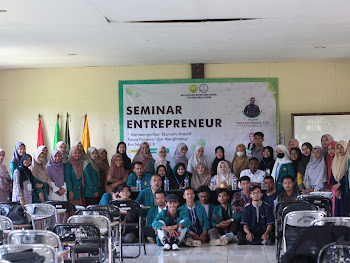 Seminar Entrepreneur “Membangkitkan Ekonomi Kreatif Pasca Pandemi dan Menghadapi era Society 5.0”